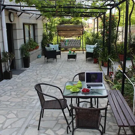 Партерен Апартамент Sunny Garden *